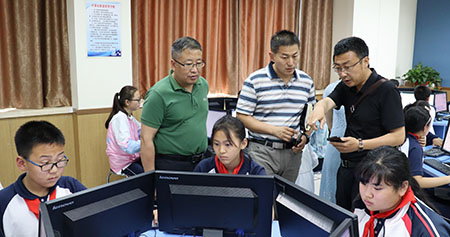 鞠紹兵陪同省信息技術(shù)教研員巡視Python抽測(cè)情況